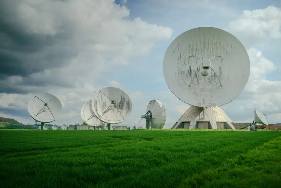 Antena internet satelit di rumah kayu Wamena
