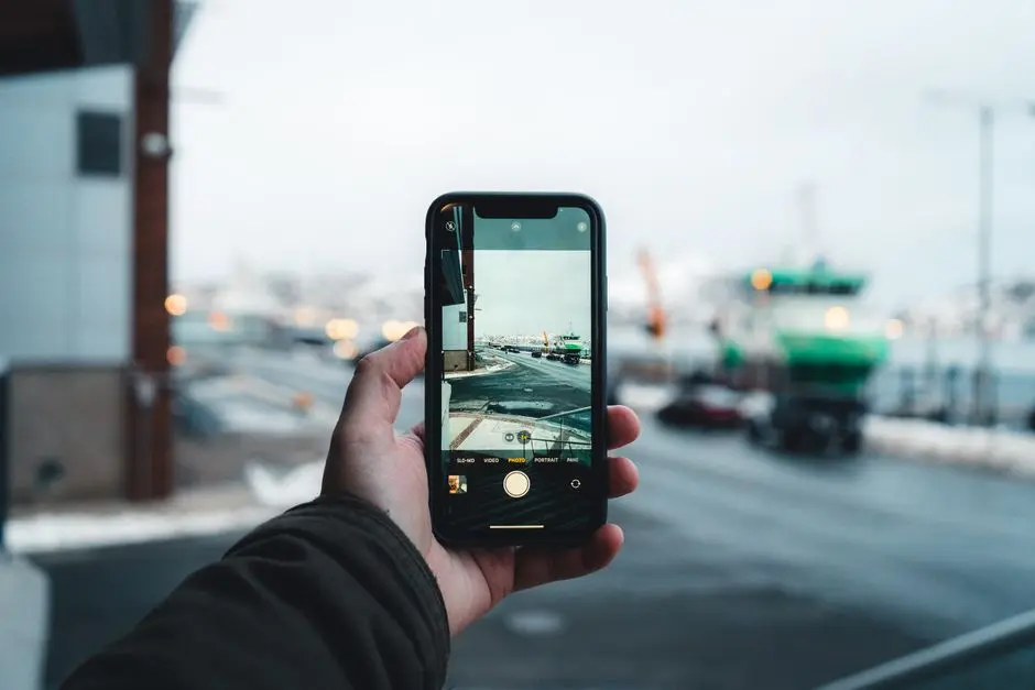Pemandangan Wamena dengan smartphone di latar depan
